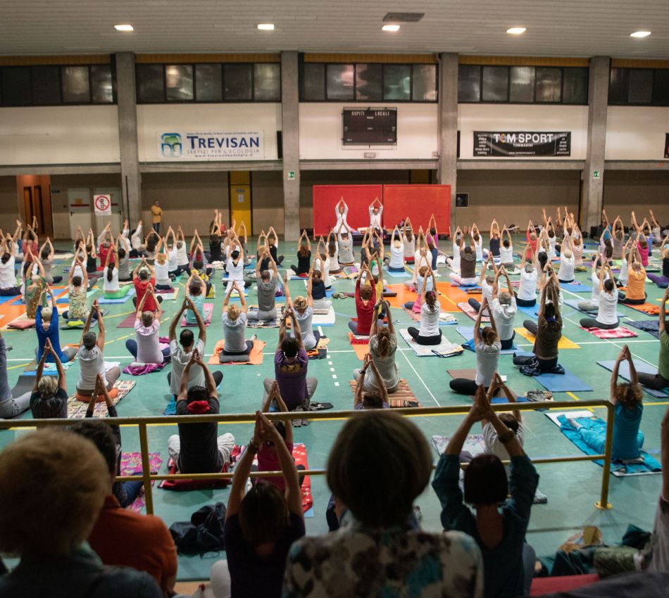 Immagine di persone che fanno yoga in palestra, una delle varie attività dell’associazione culturale Yogarmonia